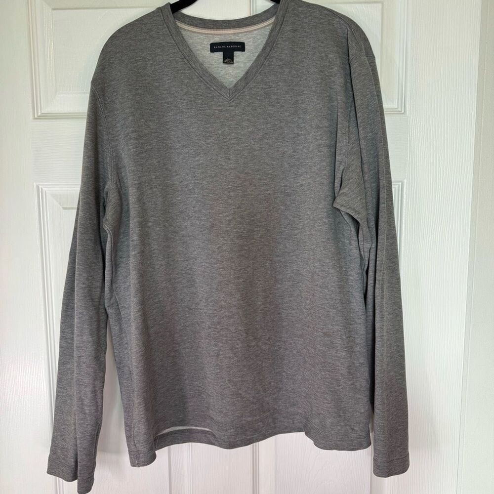 Banana Republic V-Neck Men’s Activewear Shirt Size Large